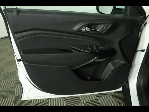 Used 2024 Chevrolet Trax LT w/ Sunroof Package FWD image 21