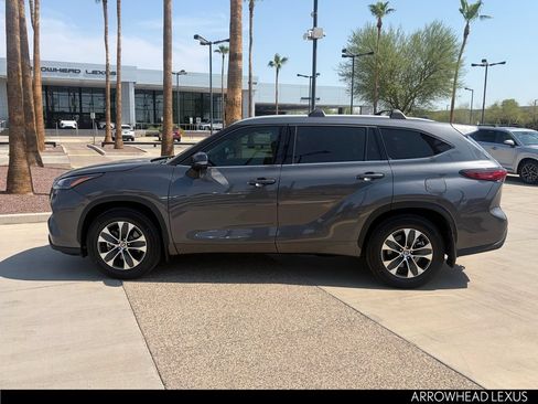 Used 2022 Toyota Highlander XLE AWD/4WD image 3