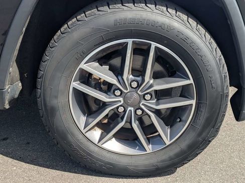 Used 2019 Jeep Grand Cherokee Laredo w/ Laredo X Package image 11