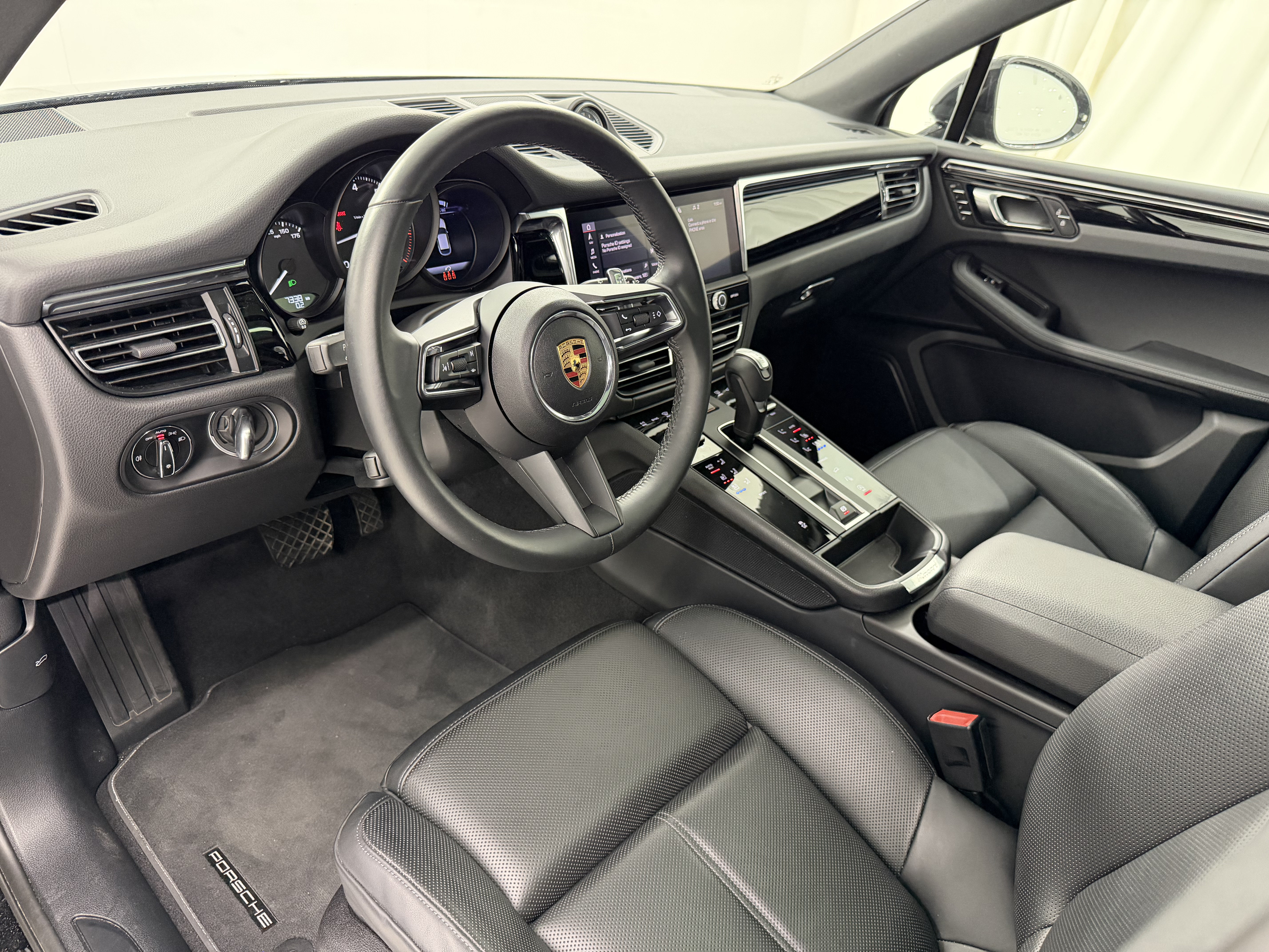 Used 2025 Porsche Macan AWD/4WD image 26