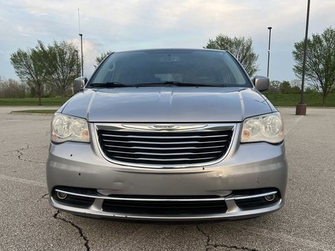 Used 2014 Chrysler Town & Country Touring image 8