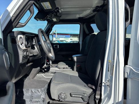 Used 2025 Jeep Wrangler Unlimited Sahara AWD/4WD image 27