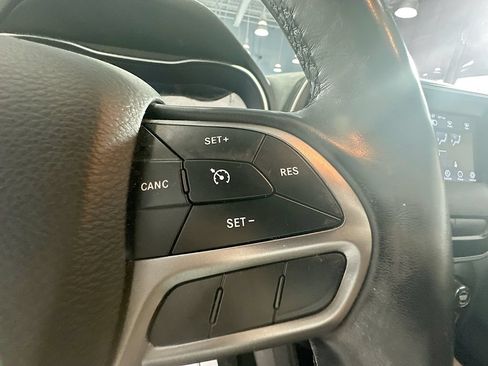 Used 2020 Jeep Cherokee Latitude w/ Cold Weather Group AWD/4WD image 35