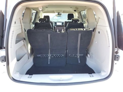 Used 2023 Chrysler Pacifica Touring-L image 7