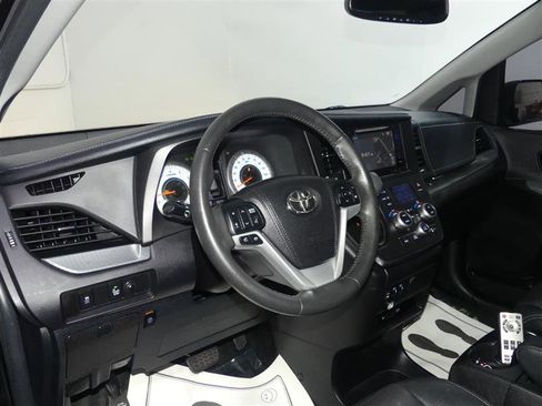 Used 2017 Toyota Sienna SE Premium image 23
