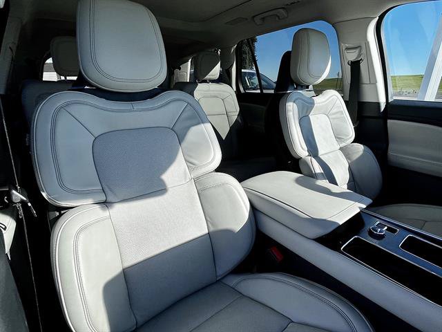 Used 2025 Lincoln Aviator Reserve w/ Luxury Package RWD image 12