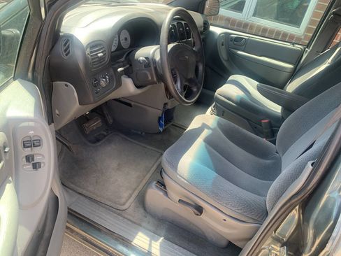 Used 2004 Chrysler Town & Country w/ Popular Equipment Group FWD image 8