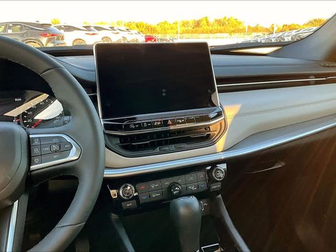 Used 2025 Jeep Compass Limited image 6