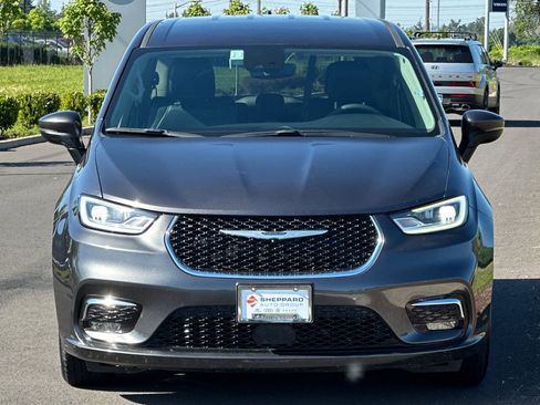 Used 2023 Chrysler Pacifica Touring-L FWD image 8