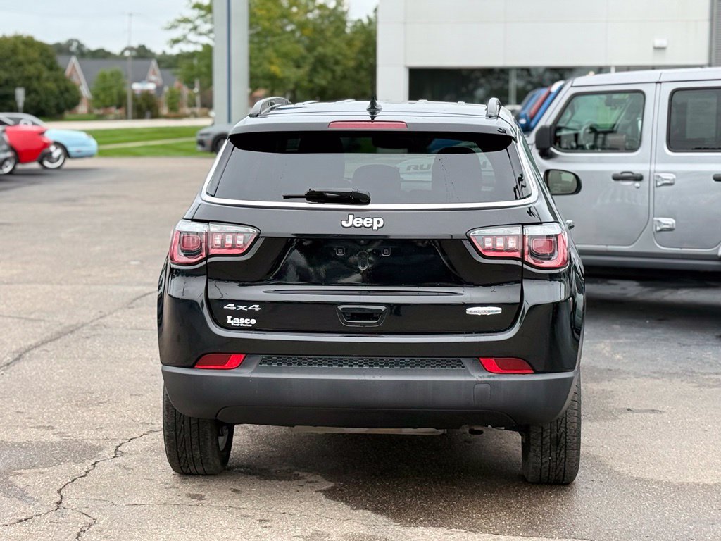 Used 2018 Jeep Compass Latitude w/ Cold Weather Group AWD/4WD image 31
