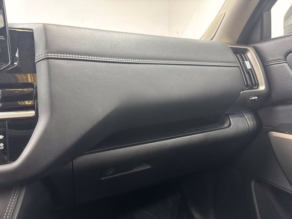 Used 2025 Nissan Pathfinder Platinum FWD image 30