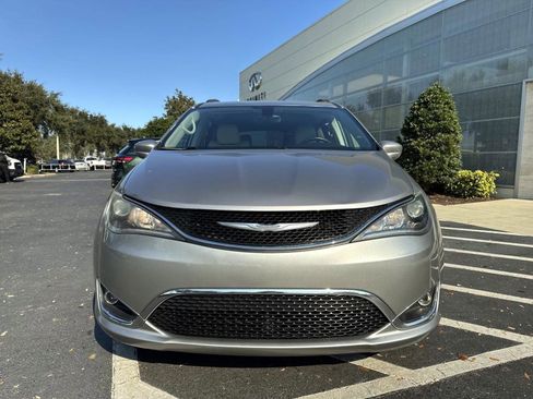 Used 2017 Chrysler Pacifica Touring-L image 6