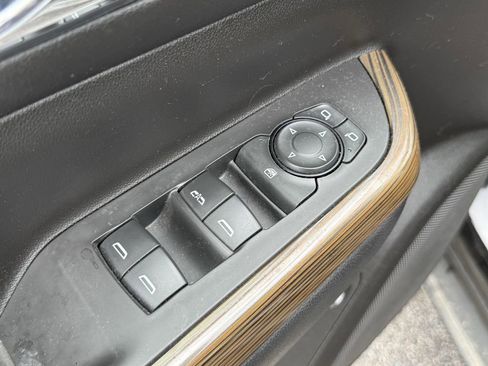 Used 2021 GMC Acadia SLE w/ Driver Convenience Package FWD image 11