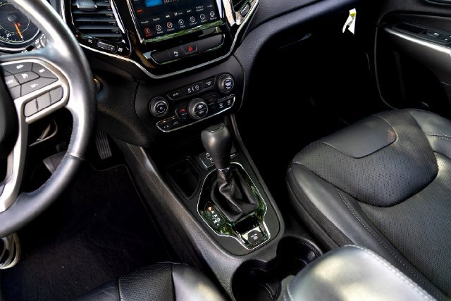 Used 2020 Jeep Cherokee Limited w/ Luxury Group FWD image 16