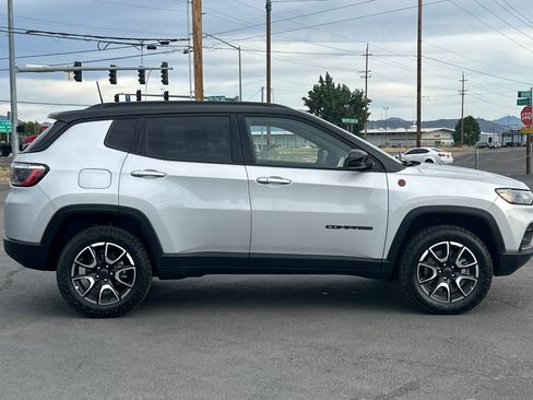 Used 2025 Jeep Compass Trailhawk w/ Trailer Tow Group AWD/4WD image 3