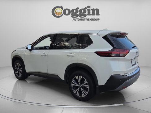 Used 2021 Nissan Rogue SV image 3