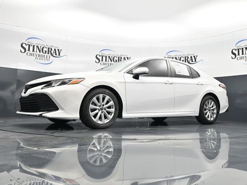 Used 2020 Toyota Camry LE image 19
