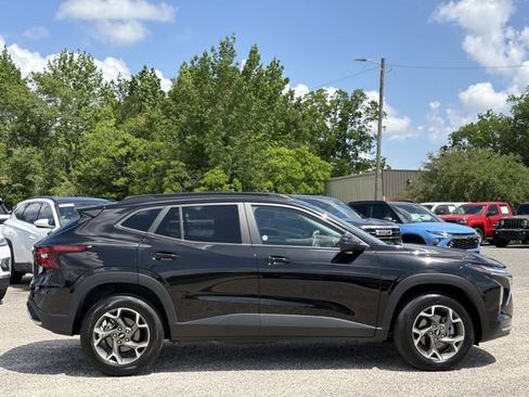 Used 2025 Chevrolet Trax LT w/ LT Convenience Package FWD image 4