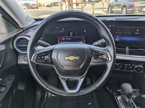 Used 2025 Chevrolet Trax LT w/ LT Convenience Package image 21