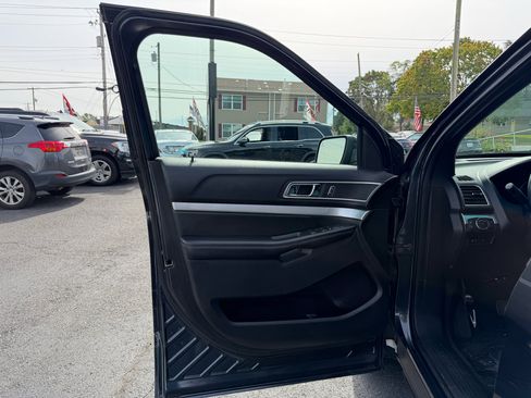 Used 2017 Ford Explorer XLT w/ Equipment Group 202A image 8