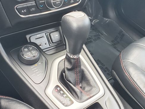 Used 2014 Jeep Cherokee Trailhawk AWD/4WD image 24