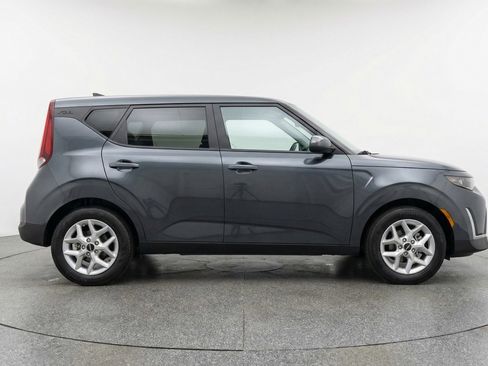 Used 2025 Kia Soul LX w/ LX Technology Package FWD image 11