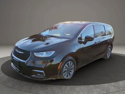 Used 2023 Chrysler Pacifica Touring-L