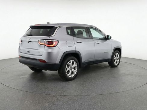 Used 2025 Jeep Compass Latitude image 9