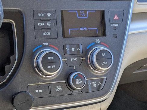 Used 2015 Toyota Sienna LE image 24