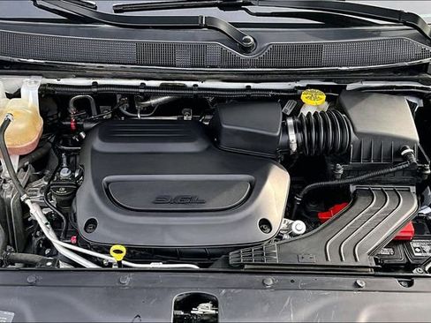 Used 2023 Chrysler Pacifica Touring-L FWD image 9
