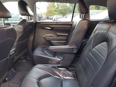Used 2022 Toyota Highlander XLE AWD/4WD image 10