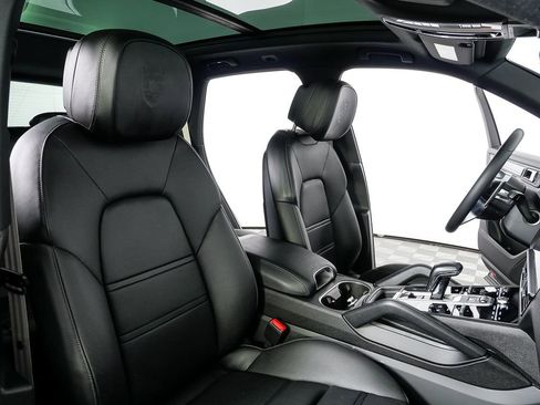 Used 2022 Porsche Cayenne image 25