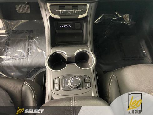 Used 2023 GMC Terrain SLT w/ Infotainment Package II AWD/4WD image 16