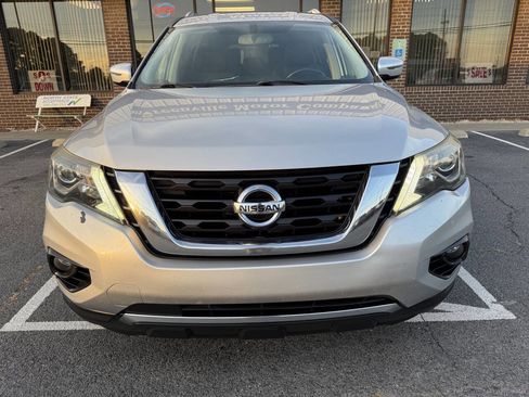Used 2017 Nissan Pathfinder SV image 2
