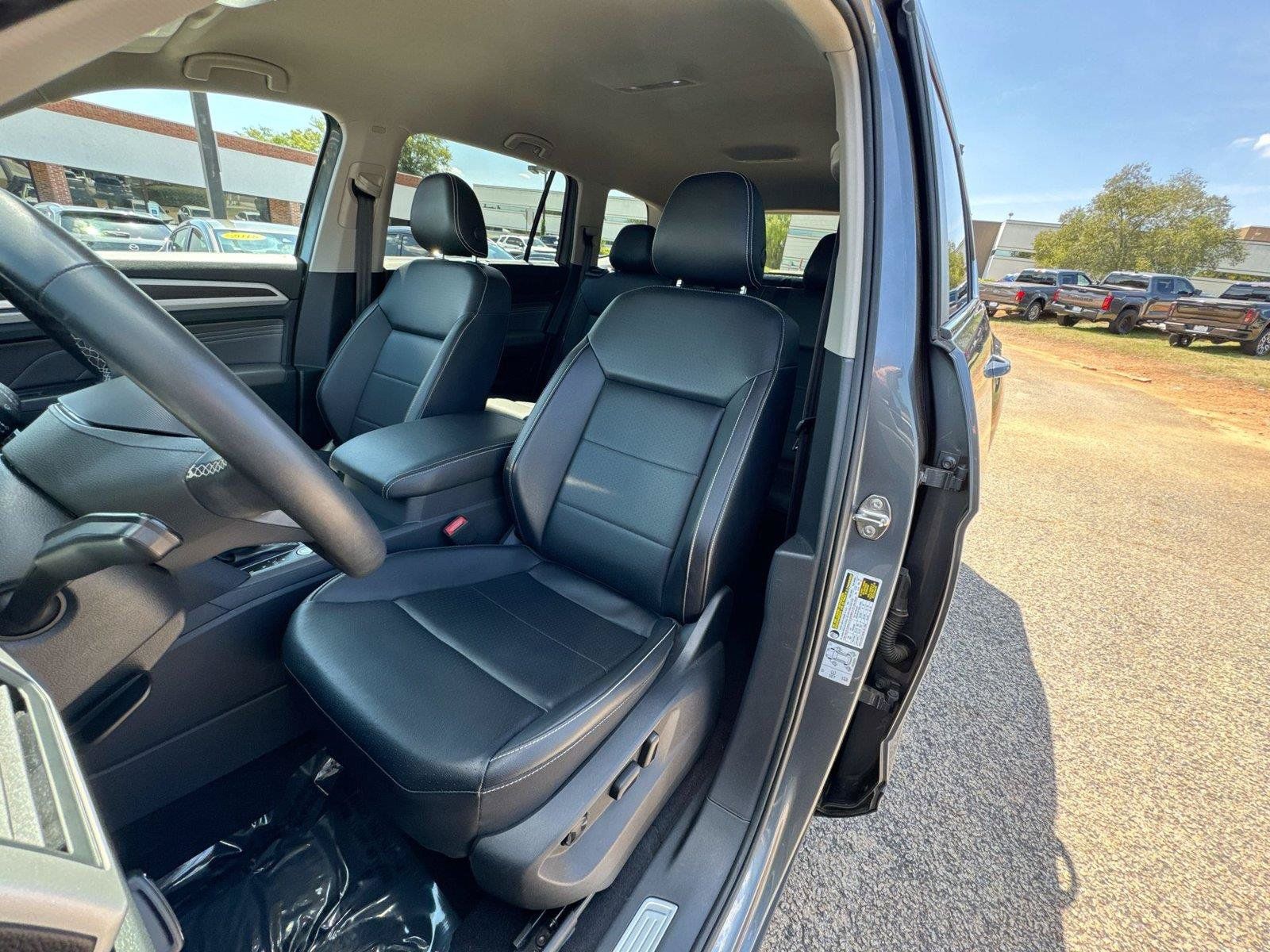 Used 2021 Volkswagen Atlas SE w/ Towing Package FWD image 3