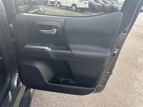 Used 2018 Toyota Tacoma TRD Sport image 21