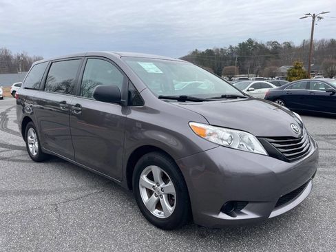 Used 2015 Toyota Sienna L image 7