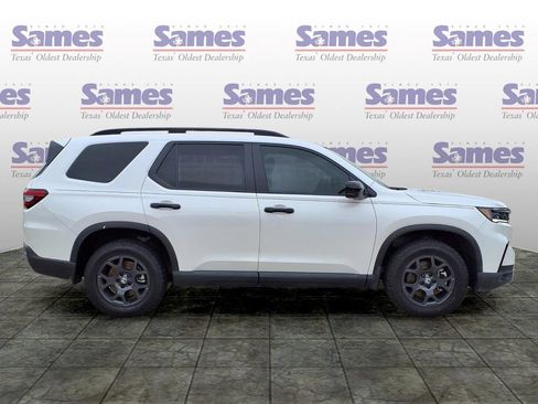 Certified 2025 Honda Pilot TrailSport image 8