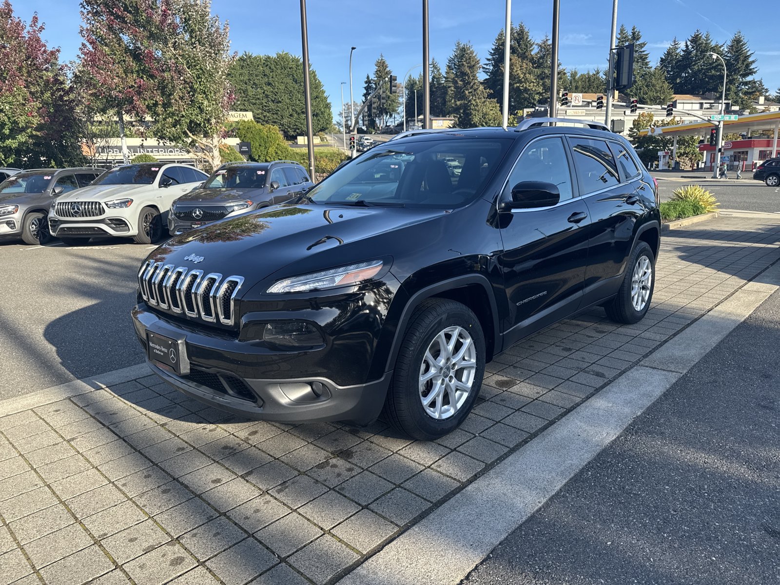 Used 2017 Jeep Cherokee Latitude w/ Comfort/Convenience Group AWD/4WD image 1