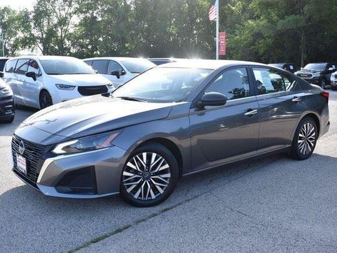 Used 2024 Nissan Altima 2.5 SV FWD image 13