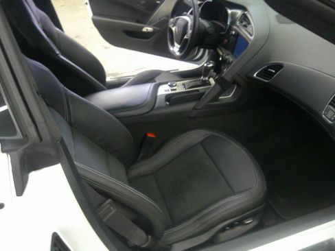 Used 2015 Chevrolet Corvette Z06 w/ 3LZ Preferred Equipment Group RWD image 3