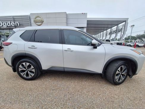 Certified 2021 Nissan Rogue SV w/ Premium Package FWD image 8