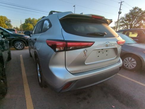 Used 2021 Toyota Highlander LE AWD/4WD image 4