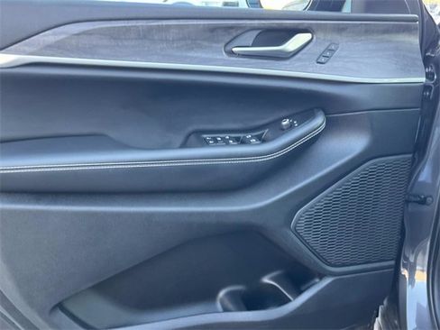 Used 2024 Jeep Grand Cherokee L Limited image 28