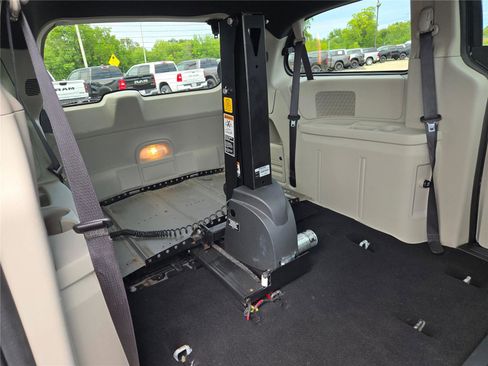 Certified 2019 Dodge Grand Caravan SXT image 16