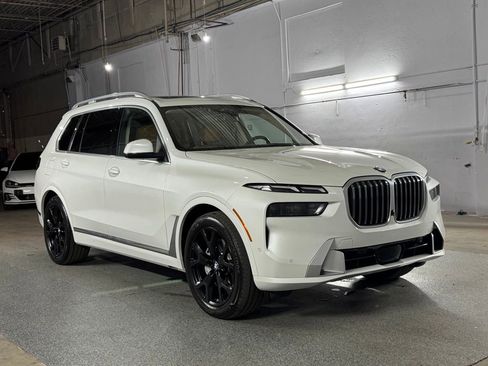 Used 2024 BMW X7 xDrive40i w/ Premium Package AWD/4WD image 4