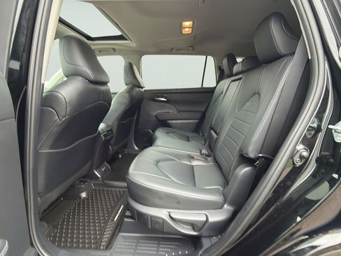 Used 2024 Toyota Highlander XLE AWD/4WD image 25