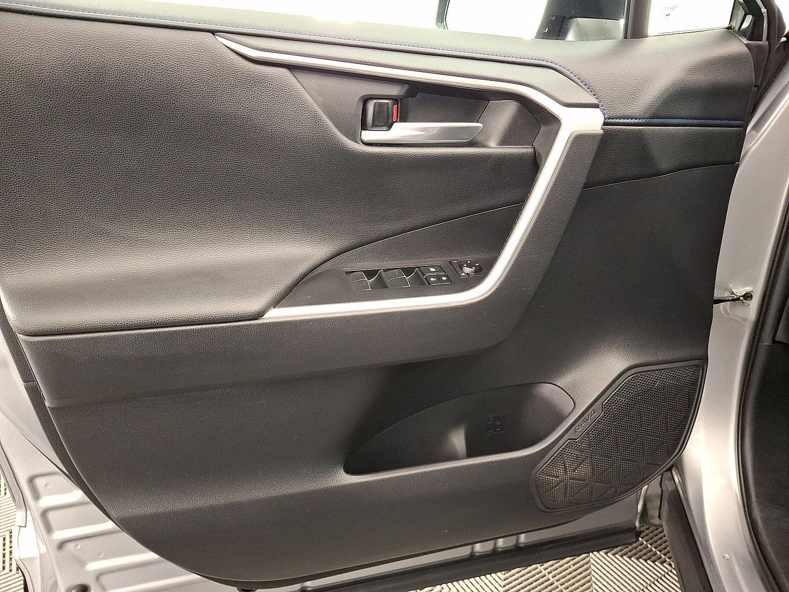 Used 2021 Toyota RAV4 XSE AWD/4WD image 2