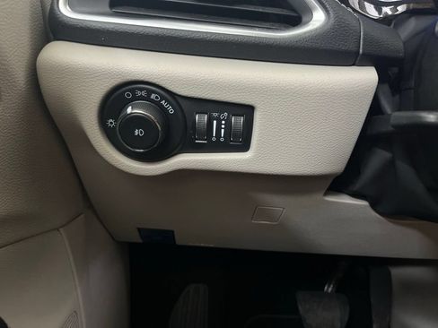 Used 2023 Chrysler Pacifica Limited FWD image 56