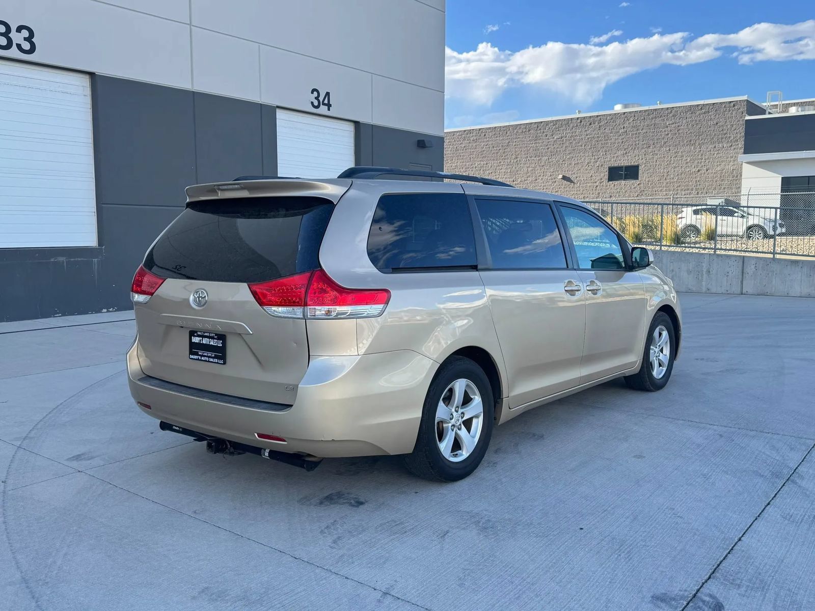 Used 2012 Toyota Sienna LE w/ Towing Pkg FWD image 5